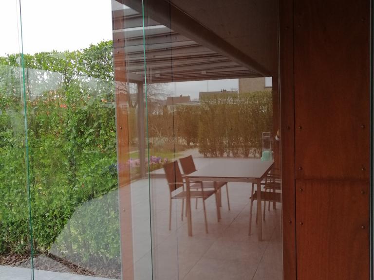 Demaeght zonwering en interieur plaatste deze prachtige glasoase van Weinor te Waregem. Een terrasoverkapping volledig op maat naar wens van de klant. Het dak en de zijkanten zijn volledig in glas. Door het uitschuifbaar doek op het dak zorgt u voor een perfecte zonwering tijdens warme dagen.