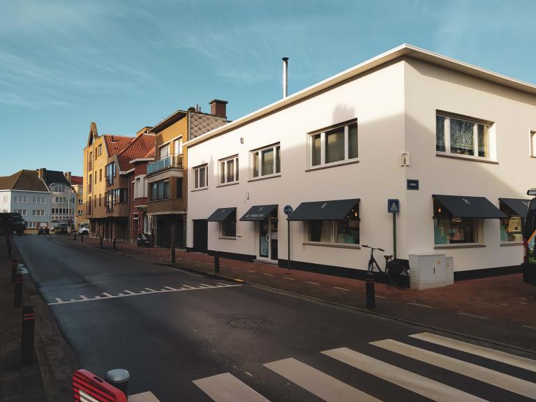 Demaeght zonwering en interieur plaatste deze stijlvolle Fixpanels of markiezen aan deze parktijk te Knokke. OP deze manier kan de klant de zon weren op een stijlvolle en gebruiksvriendelijke manier.