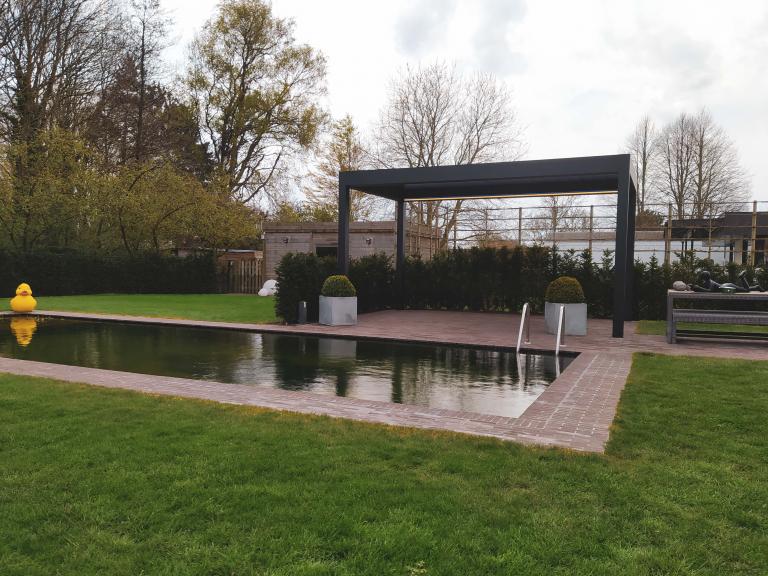 Demaeght Zonwering en interieur plaatste deze losstaande Camargue terrasoverkapping van Renson. een strak en modern design gecombineerd in een kwalitatief product. Deze klanten zullen genieten aan dit prachtig zwembad.