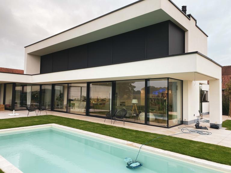 Demaeght zonwering en interieur plaatste aan deze moderne villa te Lendelede deze strakke doekzonwering Panovista van Renson. Modern en strak design voor een subliem resultaat.