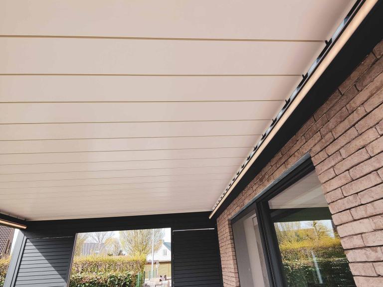 Renson Algarve lamellendak gemonteerd aan de gevel aan deze woning te Harelbeke met geïntegreerde led-verlichting en Loggialu schuifpanelen door demaeght zonwering. Tijdens het bouwen of het verbouwen is het mogelijk om een terrasoverkapping te plaatsen. zo geniet u het hele jaar door van uw tuin en terras. modern strak design architectuur lamellen patio pergola
