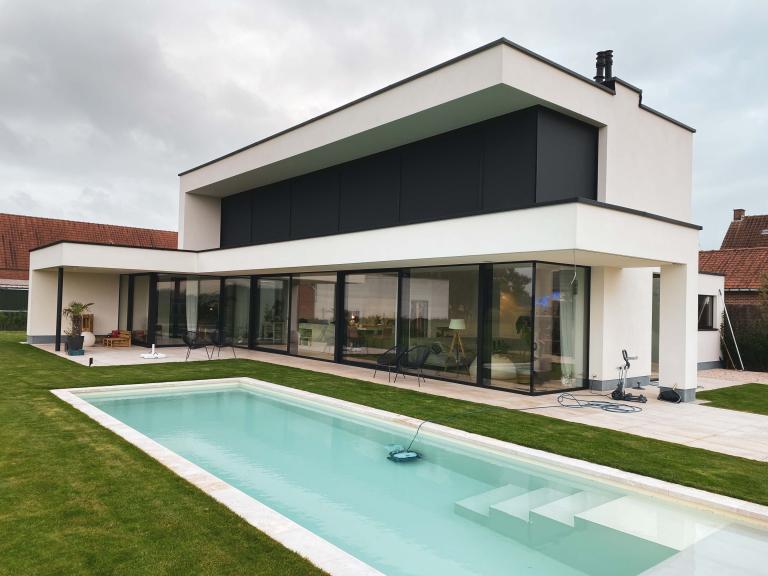 Demaeght zonwering en interieur plaatste aan deze moderne villa te Lendelede deze strakke doekzonwering Panovista van Renson. Modern en strak design voor een subliem resultaat.