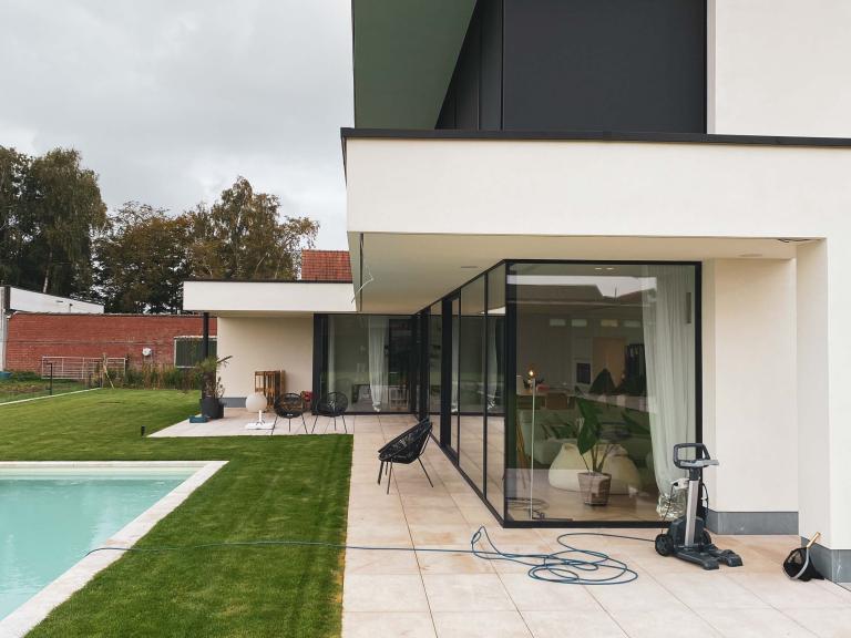 Demaeght zonwering en interieur plaatste aan deze moderne villa te Lendelede deze strakke doekzonwering Panovista van Renson. Modern en strak design voor een subliem resultaat.