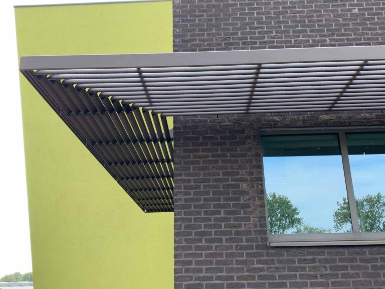 Renson Sunclips structurele zonwering aan de burelen van DeLijn te Brugge geplaatst door Demaeght zonwering en interieur. Met de lamellen heeft u geen nood aan extra onderhouden door bewegende onderdelen. De lamellen zijn statisch en zorgen voor een modern en strak design. architecture design kwaliteit nieuwbouw renovatie renoveren bouwen Vlaanderen openbaar vervoer