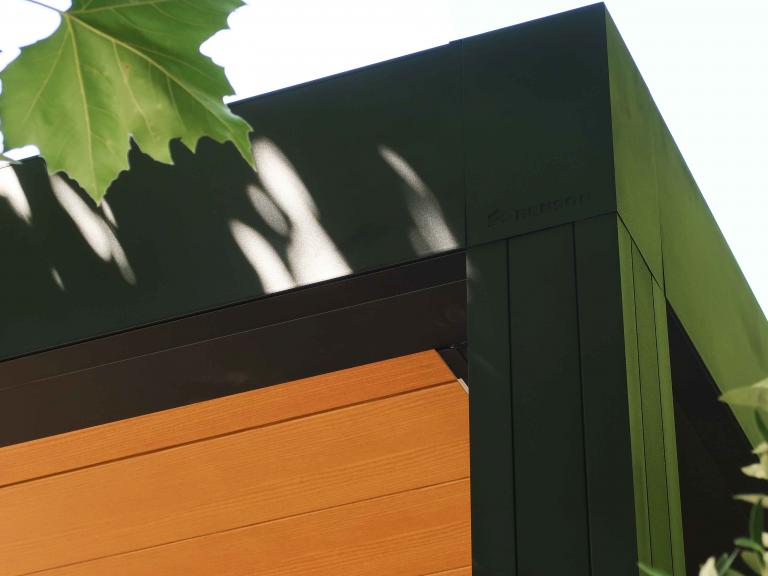 Demaeght Zonwering en interieur plaatste deze Renson Camargue terrasoverkapping aan restaurant La Barriga uit de Pinte. Een modern en strak design tegen een witte crepi gevel van Belgische kwaliteit. Houten schuifpanelen en een aluminium pergola.