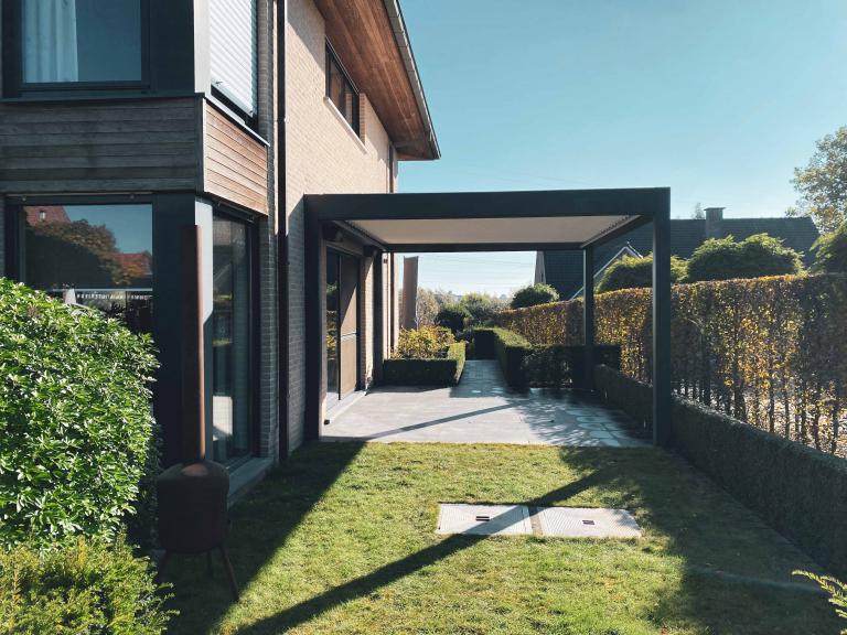 Demaeght zonwering en interieur plaatste aan deze modere villa te Anzegem een Renson Camargue lamellendak. Een aluminium pergola geplaatst tegen de woning met een strak en modern design. Tuinrenovatie en inspiratie.