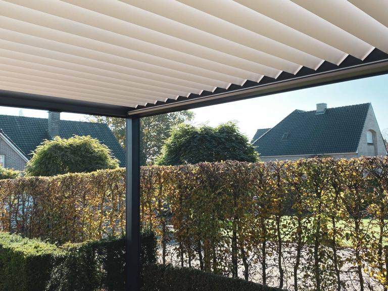 Demaeght zonwering en interieur plaatste aan deze modere villa te Anzegem een Renson Camargue lamellendak. Een aluminium pergola geplaatst tegen de woning met een strak en modern design. Tuinrenovatie en inspiratie.