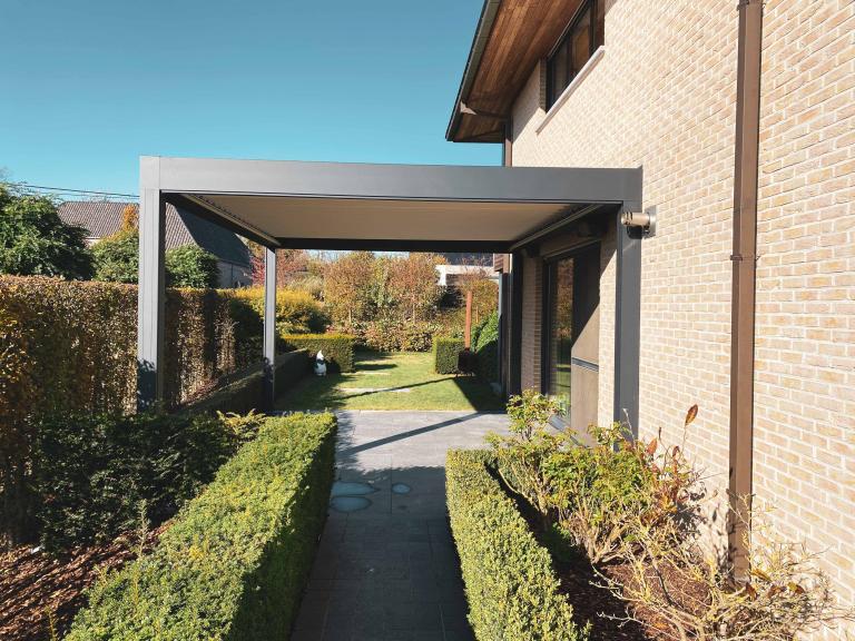 Demaeght zonwering en interieur plaatste aan deze modere villa te Anzegem een Renson Camargue lamellendak. Een aluminium pergola geplaatst tegen de woning met een strak en modern design. Tuinrenovatie en inspiratie.