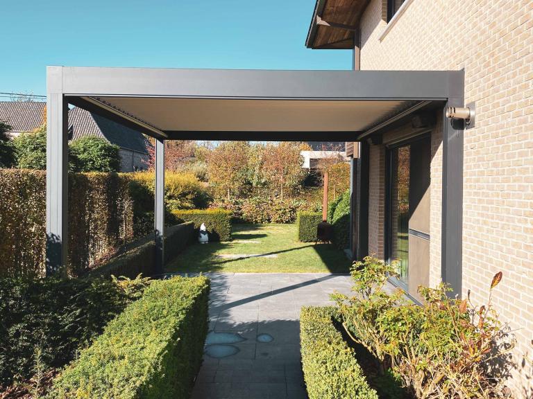 Demaeght zonwering en interieur plaatste aan deze modere villa te Anzegem een Renson Camargue lamellendak. Een aluminium pergola geplaatst tegen de woning met een strak en modern design. Tuinrenovatie en inspiratie.