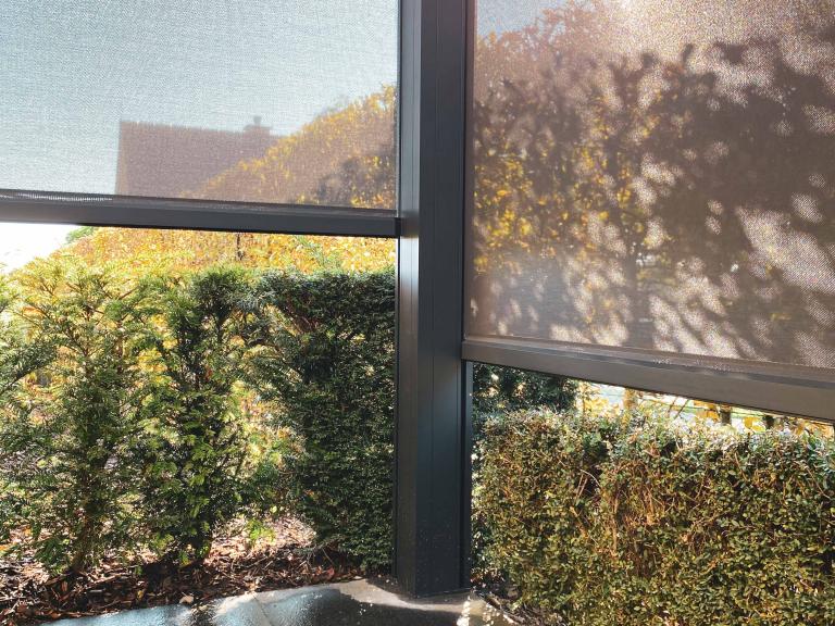 Demaeght zonwering en interieur plaatste aan deze modere villa te Anzegem een Renson Camargue lamellendak. Een aluminium pergola geplaatst tegen de woning met een strak en modern design. Tuinrenovatie en inspiratie.