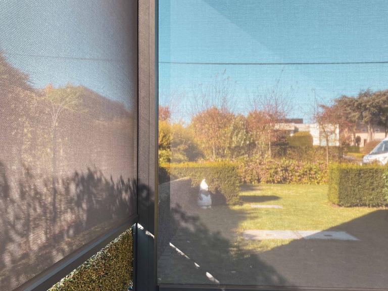 Demaeght zonwering en interieur plaatste aan deze modere villa te Anzegem een Renson Camargue lamellendak. Een aluminium pergola geplaatst tegen de woning met een strak en modern design. Tuinrenovatie en inspiratie.