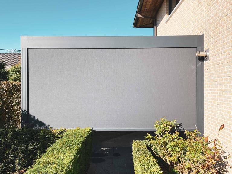 Demaeght zonwering en interieur plaatste aan deze modere villa te Anzegem een Renson Camargue lamellendak. Een aluminium pergola geplaatst tegen de woning met een strak en modern design. Tuinrenovatie en inspiratie.