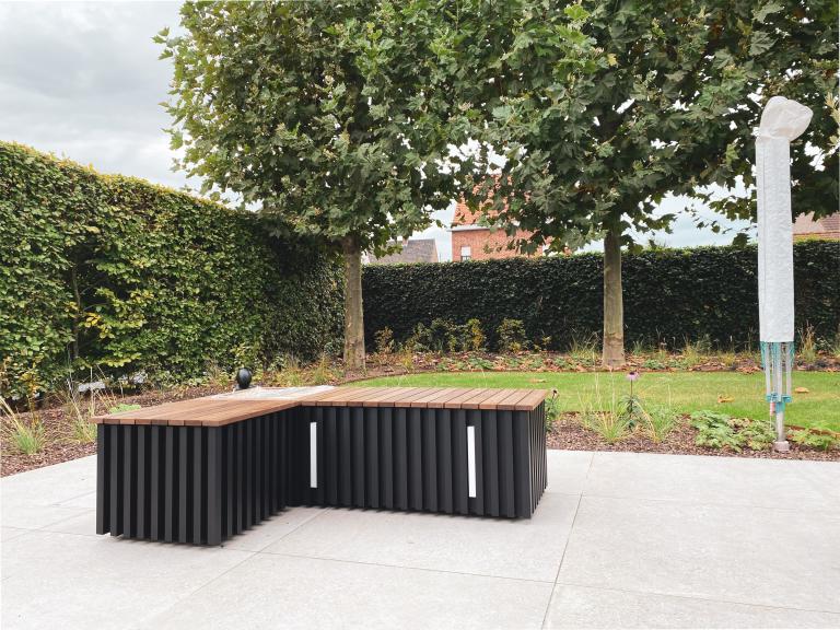 Renson Modulo tuinelementen zijn hip en strak. Met deze modellen geeft u uw tuin een extra boost. Van zitbank tot tuinbank. Ook de mogelijkheid om led verlichting te integreren. Deze moderne woning is nu pas echt afgewerkt.
