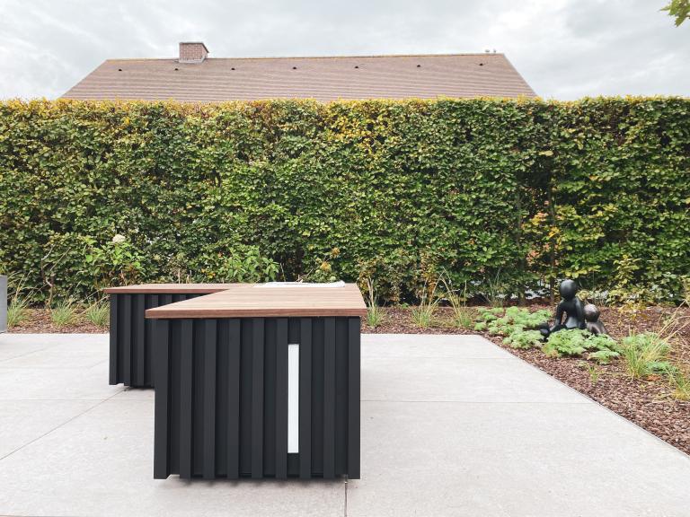 Renson Modulo tuinelementen zijn hip en strak. Met deze modellen geeft u uw tuin een extra boost. Van zitbank tot tuinbank. Ook de mogelijkheid om led verlichting te integreren. Deze moderne woning is nu pas echt afgewerkt.