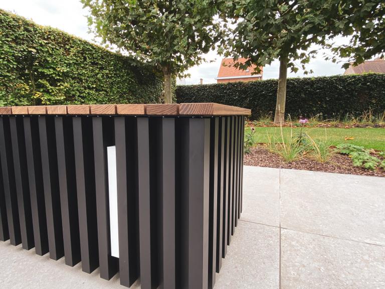 Renson Modulo tuinelementen zijn hip en strak. Met deze modellen geeft u uw tuin een extra boost. Van zitbank tot tuinbank. Ook de mogelijkheid om led verlichting te integreren. Deze moderne woning is nu pas echt afgewerkt.