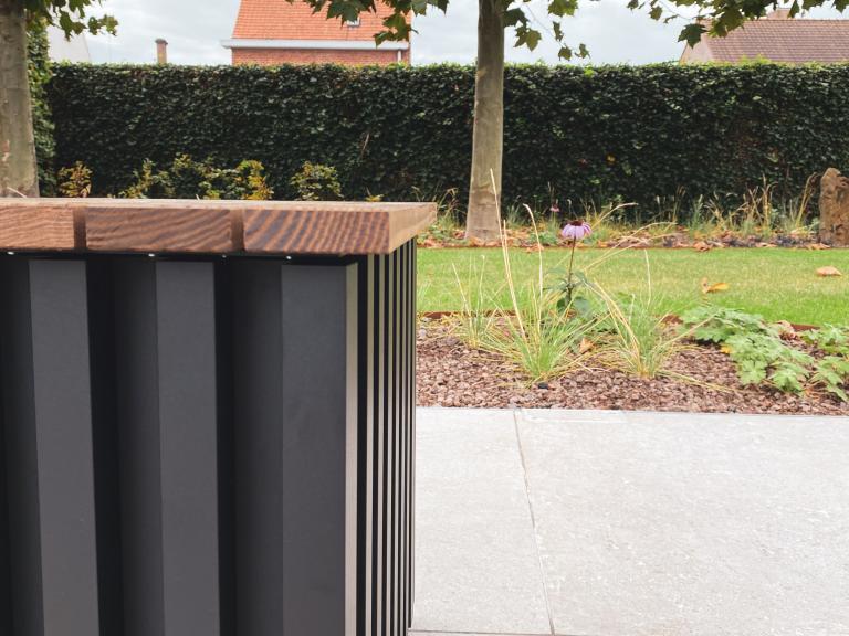 Renson Modulo tuinelementen zijn hip en strak. Met deze modellen geeft u uw tuin een extra boost. Van zitbank tot tuinbank. Ook de mogelijkheid om led verlichting te integreren. Deze moderne woning is nu pas echt afgewerkt.