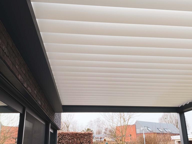 Renson Camargue terrasoverkapping gemonteerd aan deze moderne woning te harelbeke. Met windvaste doekzonwering en led verlichting zorgt u voor sfeer en gezelligheid. Modern design gecombineerd in een kwalitatief product.