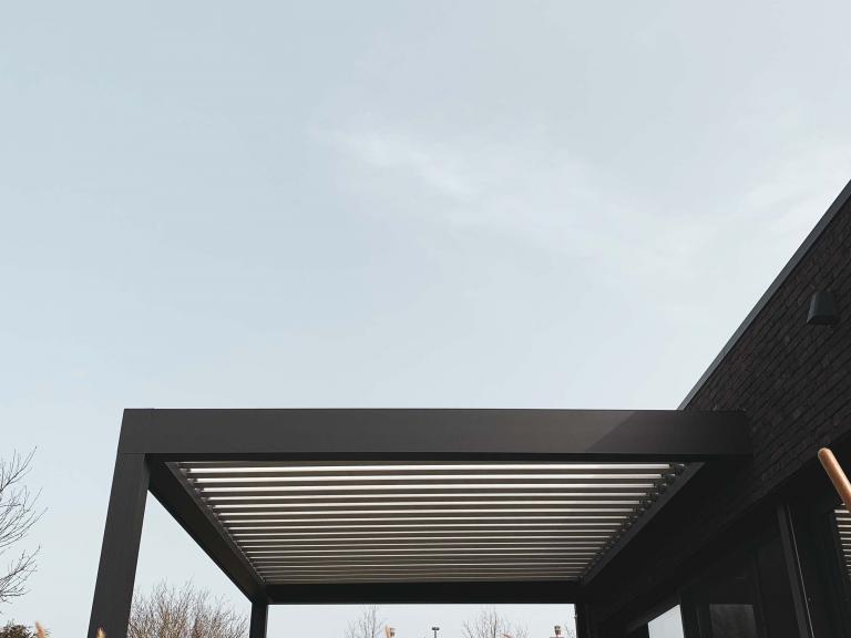 Renson Camargue terrasoverkapping gemonteerd aan deze moderne woning te harelbeke. Met windvaste doekzonwering en led verlichting zorgt u voor sfeer en gezelligheid. Modern design gecombineerd in een kwalitatief product.