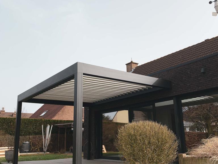 Renson Camargue terrasoverkapping gemonteerd aan deze moderne woning te harelbeke. Met windvaste doekzonwering en led verlichting zorgt u voor sfeer en gezelligheid. Modern design gecombineerd in een kwalitatief product.