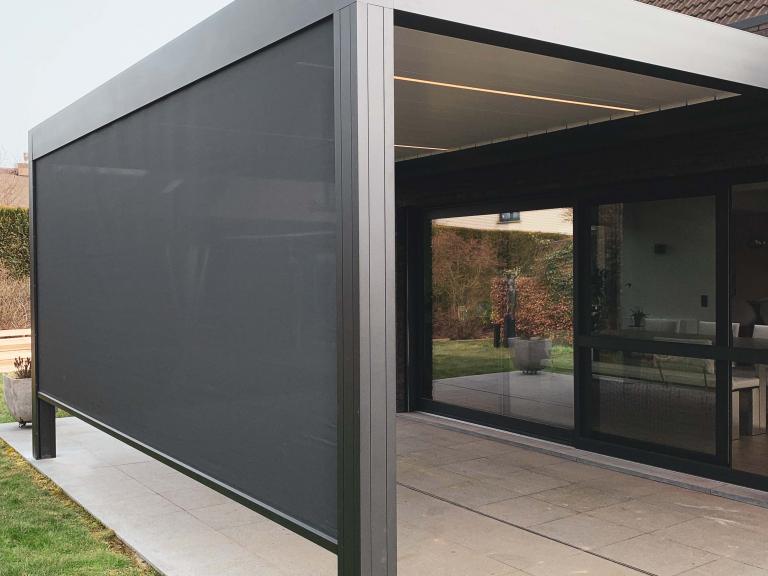 Renson Camargue terrasoverkapping gemonteerd aan deze moderne woning te harelbeke. Met windvaste doekzonwering en led verlichting zorgt u voor sfeer en gezelligheid. Modern design gecombineerd in een kwalitatief product.