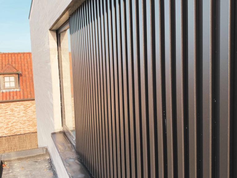 Renson Linarte block 30 geplaatst door demaeght zonwering te Marke. De renson linarte profielen zorgen voor een modern en strak architecturaal design. Op maat gemaakte bekleding in aluminium.