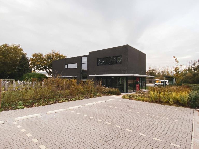 Demaeght zonwering installeerde deze structurele zonwering aan de stedelijke werkplaats te waregem. Met de Renson Sunlips lamellen heb je een strak en modern design in huis en je hoeft je nooit nog zorgen te maken qua onderhoud.