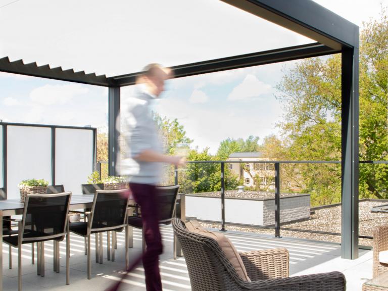 Renson Camargue geplaatst op deze penthouse te Kortrijk. Een terrasoverkapping of aluminium pergola van Belgische kwaliteit. Modern en strak design voor uw outdoor project. Architecture garden rooftop vraag uw vrijblijvende offerte. Waregem Anzegem Deinze Tielt Kluisbergen Ronse Oudenaarde