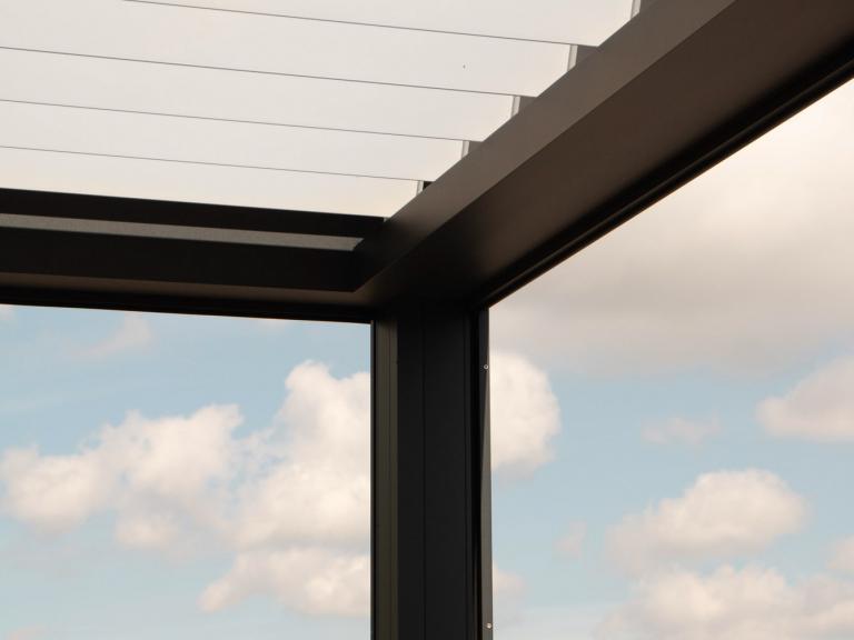 Renson Camargue geplaatst op deze penthouse te Kortrijk. Een terrasoverkapping of aluminium pergola van Belgische kwaliteit. Modern en strak design voor uw outdoor project. Architecture garden rooftop vraag uw vrijblijvende offerte. Waregem Anzegem Deinze Tielt Kluisbergen Ronse Oudenaarde