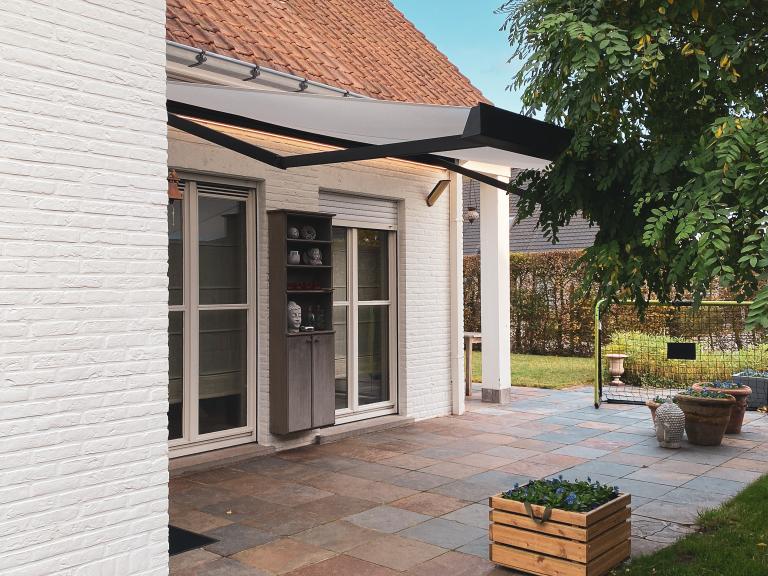 Demaeght zonwering installeerde dit prachtig knikarmscherm te Waregem. Door zijn strak design past dit model bij elke stijl van huis. Door de LED-verlichting zorgt u voor extra sfeer en gezelligheid.