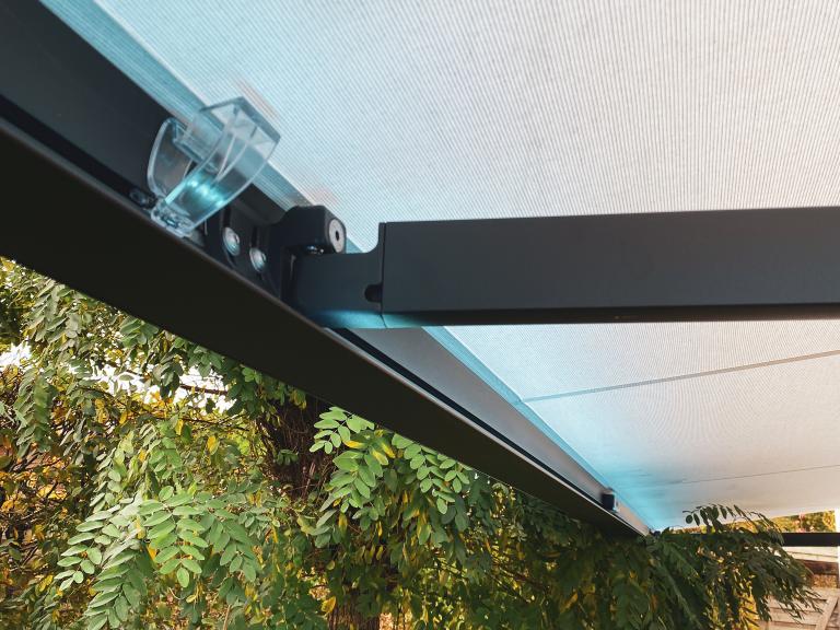 Demaeght zonwering installeerde dit prachtig knikarmscherm te Waregem. Door zijn strak design past dit model bij elke stijl van huis. Door de LED-verlichting zorgt u voor extra sfeer en gezelligheid.