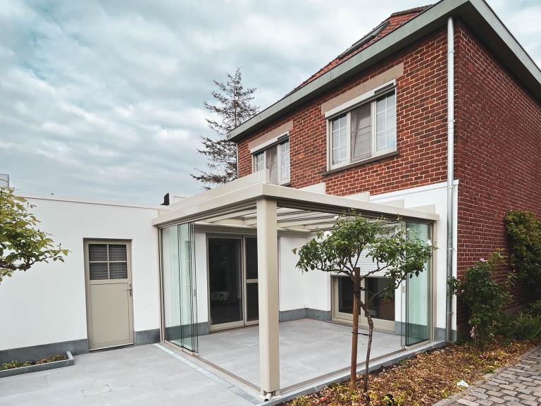 Met een terrasoverkapping van Weinor krijgt je favoriete outdoorplekje niet alleen een geweldig coole look, maar je creëert ook een lichtdoorlatende, 