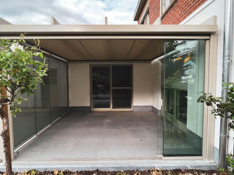 Met een terrasoverkapping van Weinor krijgt je favoriete outdoorplekje niet alleen een geweldig coole look, maar je creëert ook een lichtdoorlatende, 