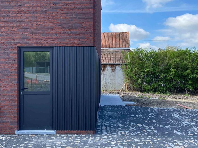 Renson Linarte block 30 aluminium gevelbekleding geplaatst aan deze nieuwbouw woningen te Nokere. Danilith koos voor deze strakke aluminium profielen van Renson van Belgische kwaliteit. Deze zorgen voor een modern en strak design. Architectuur