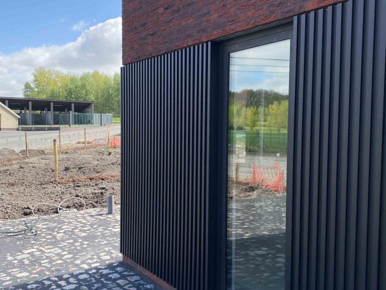 Renson Linarte block 30 aluminium gevelbekleding geplaatst aan deze nieuwbouw woningen te Nokere. Danilith koos voor deze strakke aluminium profielen van Renson van Belgische kwaliteit. Deze zorgen voor een modern en strak design. Architectuur