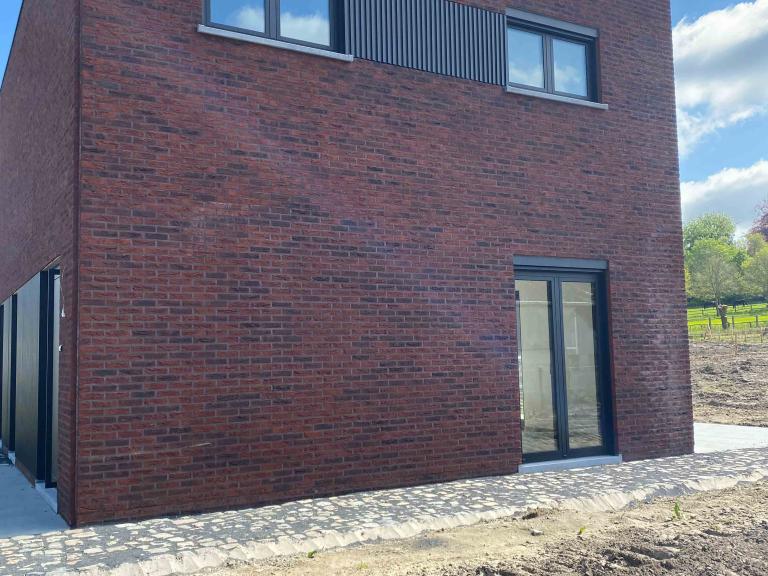 Renson Linarte block 30 aluminium gevelbekleding geplaatst aan deze nieuwbouw woningen te Nokere. Danilith koos voor deze strakke aluminium profielen van Renson van Belgische kwaliteit. Deze zorgen voor een modern en strak design. Architectuur