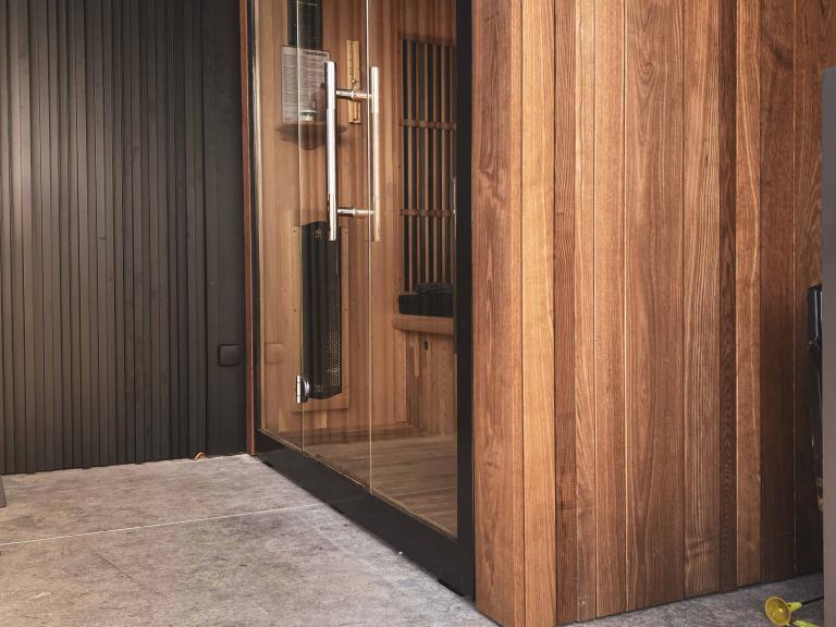 Renson Camargue terrasoverkapping met een houten bijgebouw van Carpentier geplaatst door Demaeght Zonwering & Interieur te Waregem. Met een aluminium lamellendak van Renson kan u het hele jaar door genieten. Architectuur terras design outdoor tuin zonwering zonnewering  