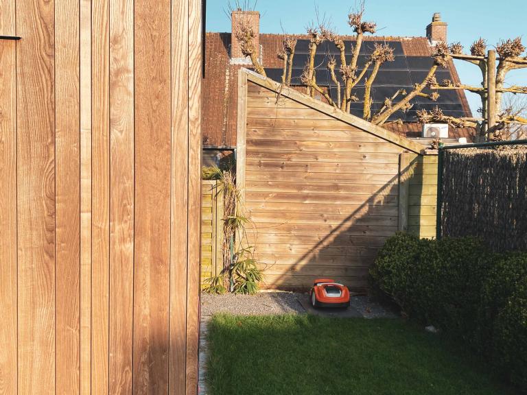 Renson Camargue terrasoverkapping met een houten bijgebouw van Carpentier geplaatst door Demaeght Zonwering & Interieur te Waregem. Met een aluminium lamellendak van Renson kan u het hele jaar door genieten. Architectuur terras design outdoor tuin zonwering zonnewering  