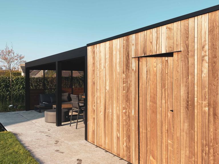 Renson Camargue terrasoverkapping met een houten bijgebouw van Carpentier geplaatst door Demaeght Zonwering & Interieur te Waregem. Met een aluminium lamellendak van Renson kan u het hele jaar door genieten. Architectuur terras design outdoor tuin zonwering zonnewering  