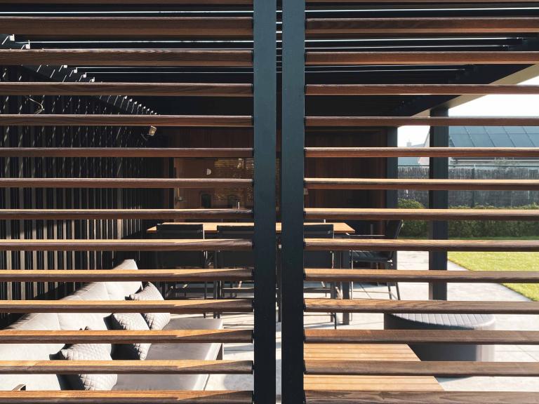 Renson Camargue terrasoverkapping met een houten bijgebouw van Carpentier geplaatst door Demaeght Zonwering & Interieur te Waregem. Met een aluminium lamellendak van Renson kan u het hele jaar door genieten. Architectuur terras design outdoor tuin zonwering zonnewering  