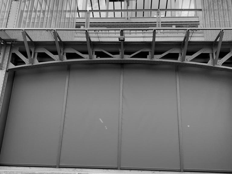 Demaeght zonwering en interieur plaatste hier aan die historisch gebouw in de haven van gent windvaste doekzonwering van Renson. Deze gemeenschappelijke en hippe burelen zijn nu voorzien van het gemak van zonwering. kwaliteit en design gecombineerd in een prachtig product.