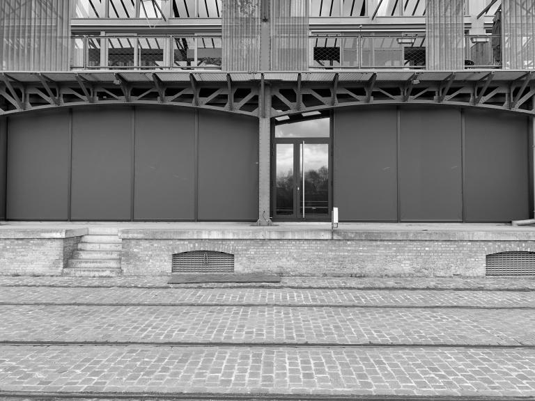 Demaeght zonwering en interieur plaatste hier aan die historisch gebouw in de haven van gent windvaste doekzonwering van Renson. Deze gemeenschappelijke en hippe burelen zijn nu voorzien van het gemak van zonwering. kwaliteit en design gecombineerd in een prachtig product.