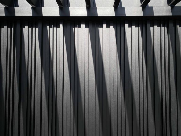 Renson Camargue terrasoverkapping met een houten bijgebouw van Carpentier geplaatst door Demaeght Zonwering & Interieur te Waregem. Met een aluminium lamellendak van Renson kan u het hele jaar door genieten. Architectuur terras design outdoor tuin zonwering zonnewering  