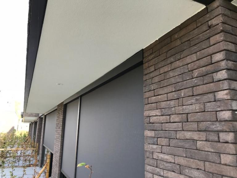 Demaeght zonwering plaatste deze prachtige Renson Fixscreen 100 doekzonwering aan alle raampartijen van Residentie ‘t leeuwke te waregem. Ook zonneluifel van winsol op alle terrassen. En Diaz raamdecoratie.