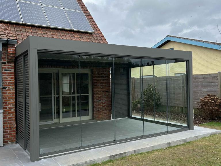 Renson Camargue geplaatst door Demaeght zonwering te Waregem. Een gerenoveerde woning heeft nu een terrasoverkapping gemonteerd aan de woning. Een extra ruimte om te genieten van tuin en terras het hele jaar door. Een strak lamellendak met schuifglas verwarming en led verlichting. Design inspiratie