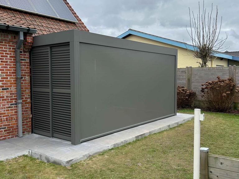 Renson Camargue geplaatst door Demaeght zonwering te Waregem. Een gerenoveerde woning heeft nu een terrasoverkapping gemonteerd aan de woning. Een extra ruimte om te genieten van tuin en terras het hele jaar door. Een strak lamellendak met schuifglas verwarming en led verlichting. Design inspiratie