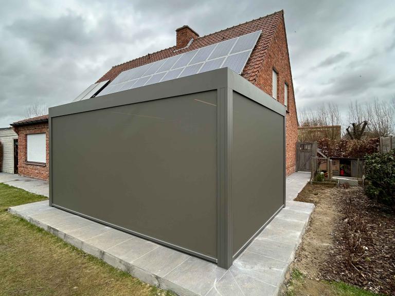 Renson Camargue geplaatst door Demaeght zonwering te Waregem. Een gerenoveerde woning heeft nu een terrasoverkapping gemonteerd aan de woning. Een extra ruimte om te genieten van tuin en terras het hele jaar door. Een strak lamellendak met schuifglas verwarming en led verlichting. Design inspiratie
