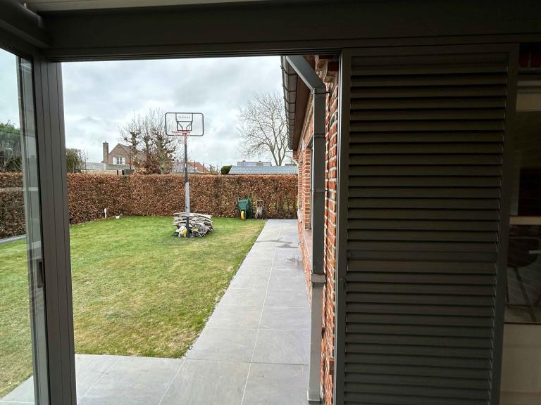 Renson Camargue geplaatst door Demaeght zonwering te Waregem. Een gerenoveerde woning heeft nu een terrasoverkapping gemonteerd aan de woning. Een extra ruimte om te genieten van tuin en terras het hele jaar door. Een strak lamellendak met schuifglas verwarming en led verlichting. Design inspiratie