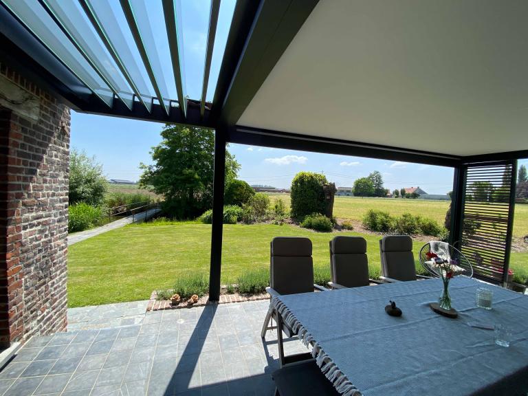 Renson Algarve en canvas lamellendak geplaatst door Demaeght Zonwering te Waregem. Een terrasoverkapping volledig op naar wens van de klant. Een modern en strak design van Belgische kwaliteit. Met houten schuifpanelen en doekzonwering en glazen lamellen.