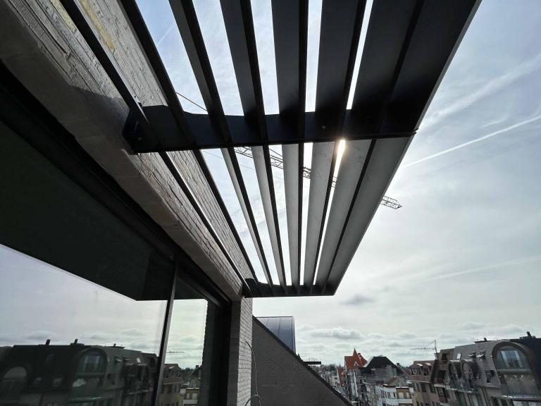 Renson Icarus structurele zonwering geplaatst door Demaeght zonwering op deze penthouse te Sint-Idesbald. aluminium zonwering voor een architecturaal effect. vraag hier uw vrijblijvende offerte voor nieuwbouw en renovatie. Deinze Kortrijk Tielt Anzegem Ronse Kluisbergen Oudenaarde