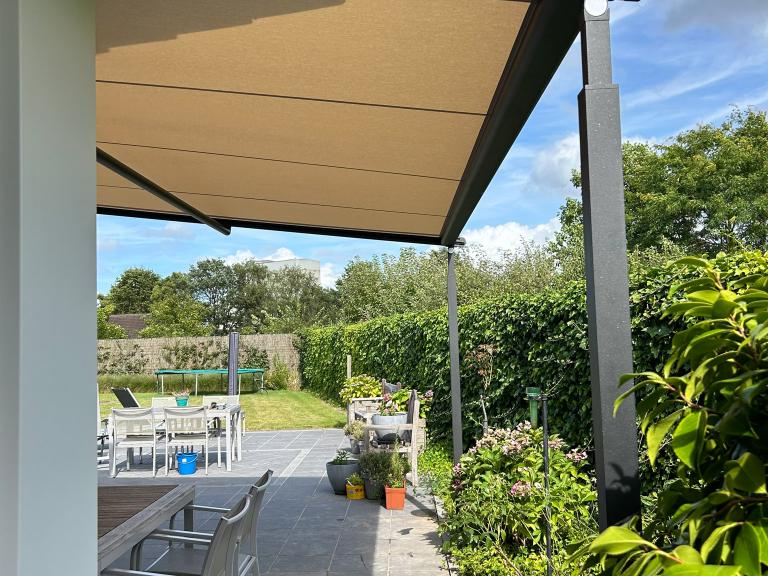 Weinor plaza viva uitvalscherm geplaatst door Demaeght zonwering aan deze woning te Wielsbeke. Een hoekdak die u op elk gewenst moment van de dag kan open doen. Modern en strak design met kwaliteit. vraag hier uw offerte voor de regio Waregem Oostrozebeke Tielt Oudenaarde Deinze Kortrijk Anzegem kluisbergen Ronse gent